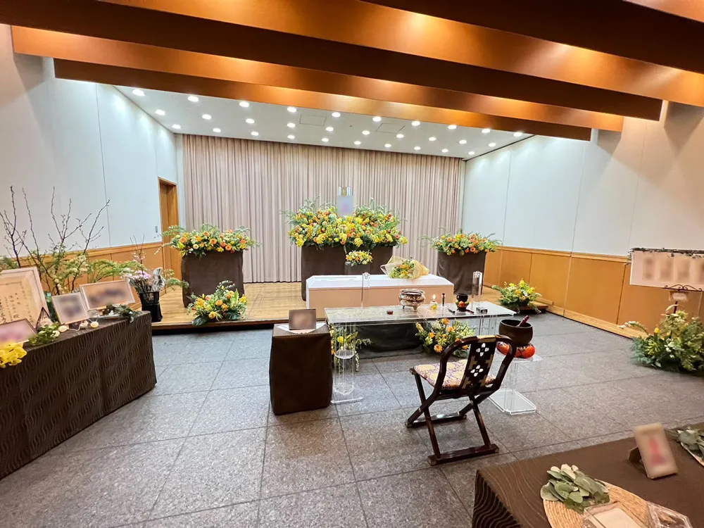 臨海斎場の葬儀式場。花で飾った祭壇と棺