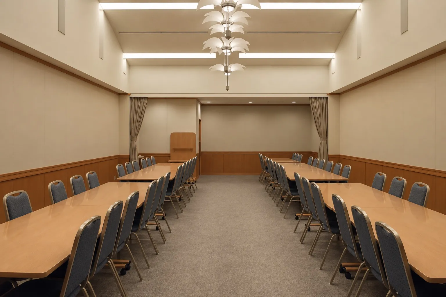 臨海斎場の二階式場。長いテーブルと椅子が並ぶ部屋(イメージ)